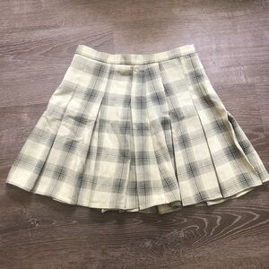 Lush green pleated skirt